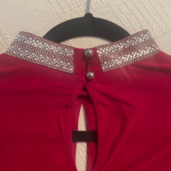 Perception concept, size XL, RED with “diamond” neck detail. - Picture 3 of 5